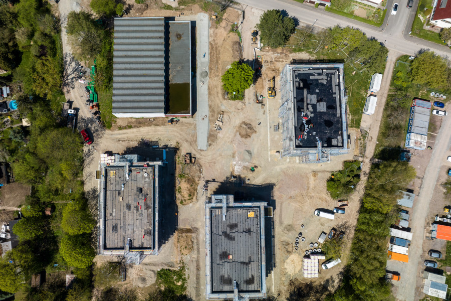 Luftaufnahme des Neubaus der Staatlichen Gemeinschaftsschule Weimar (IBA Thüringen, Montag Stiftung Jugend und Gesellschaft)