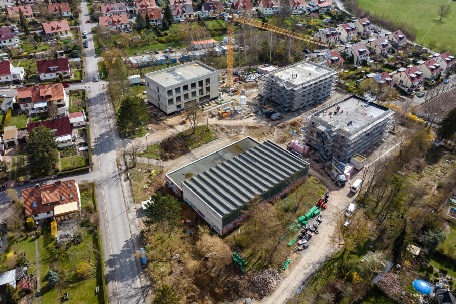 Schulbau Open Source: Luftaufnahme des Neubaus der Staatlichen Gemeinschaftsschule Weimar (IBA Thüringen)