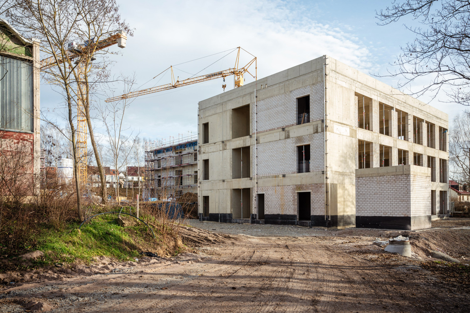 Blick auf einen der Rohbaue des Neubaus der Schule am Hartwege Weimar mit den bodentiefen Fenstern