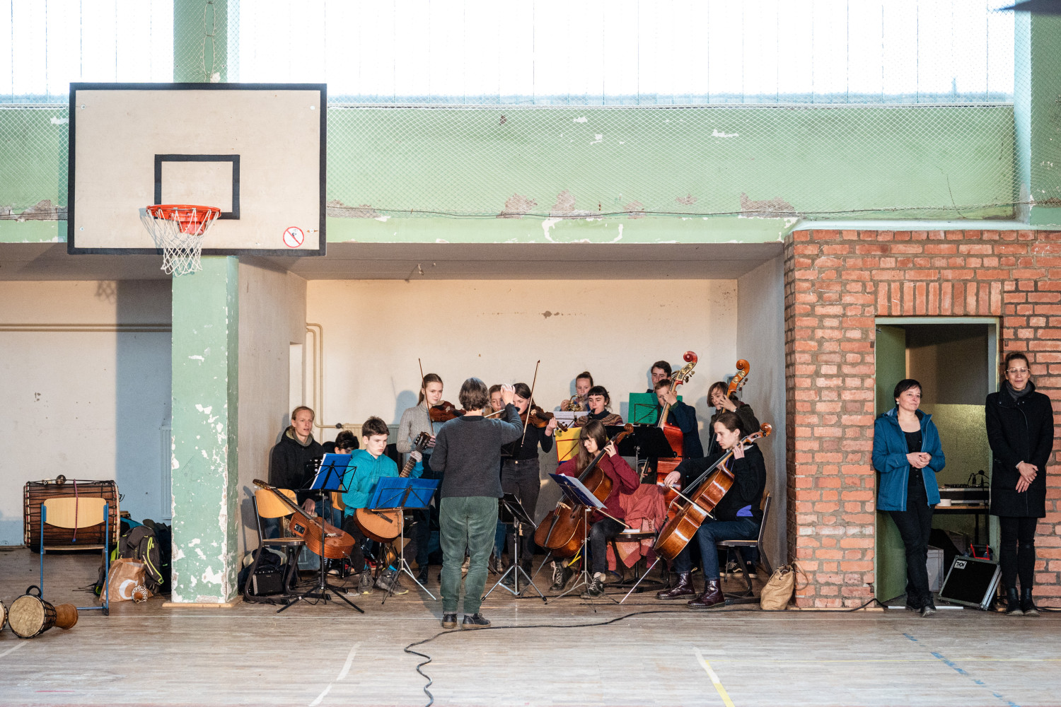 SOS Pilotprojekt Weimar: Beim Richtfest des Neubaus der Staatlichen Gemeinschaftsschule Weimar spielt das Schülerorchester in der Turnhalle