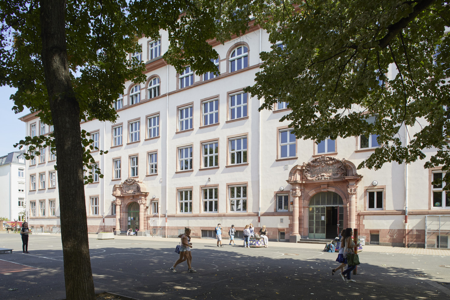 Rückansicht der Textorschule / IGS Süd Frankfurt mit ihren denkmalgeschützten Portalen